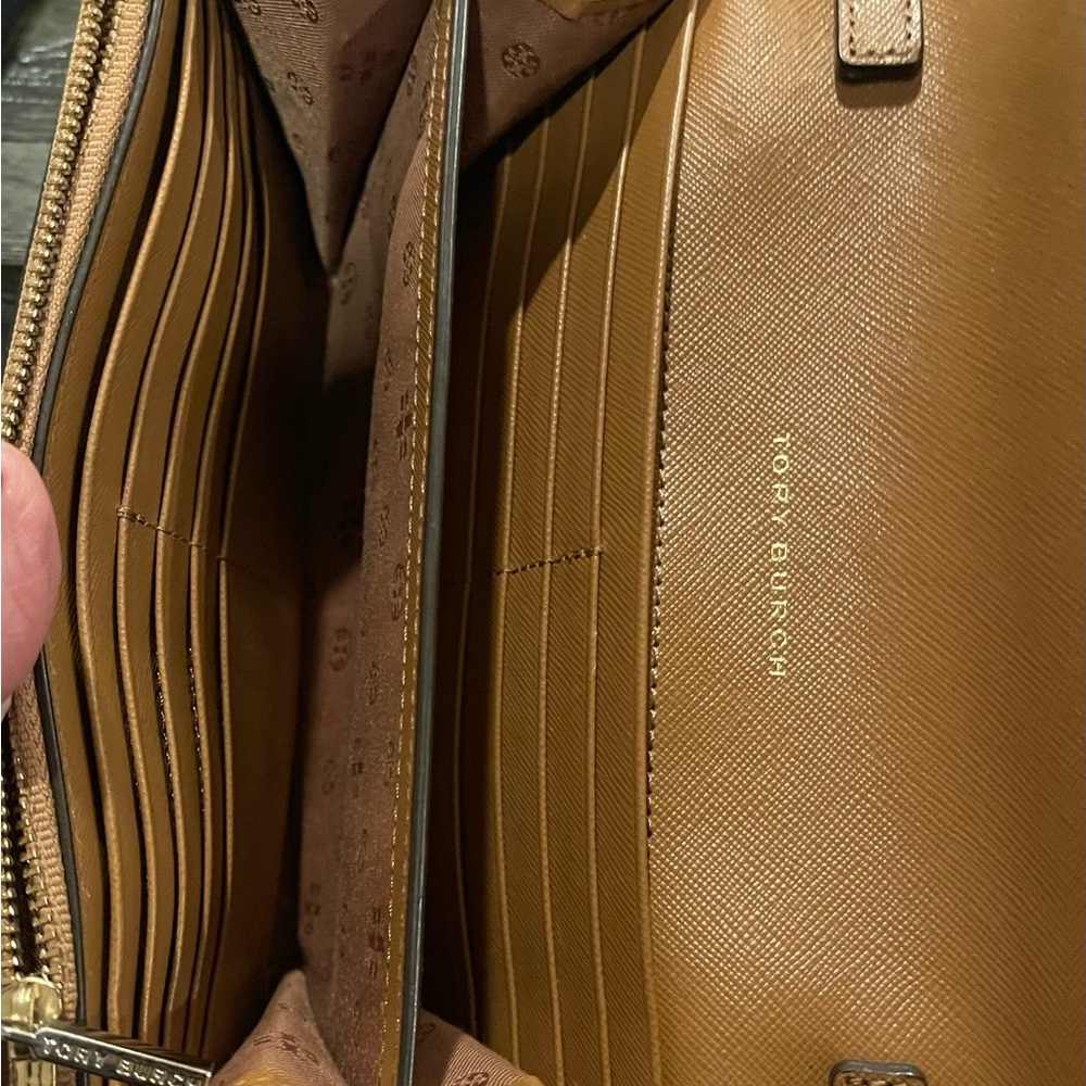Tory Burch Tan Robinson Chain Wallet Crossbody Bag. Never used No CALLOUTS - Picture 7 of 9